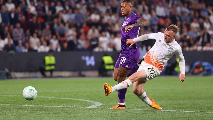 PRAGUE, CZECH REPUBLIC - JUNE 07: Jarrod Bowen of West Ham United scores the winning goal during the UEFA Europa Conference League 2022/23 final match between ACF Fiorentina and West Ham United FC at Eden Arena on June 07, 2023 in Prague, Czech Republic. (Photo by Richard Heathcote/Getty Images) Anatomia di un istante - immagine 1