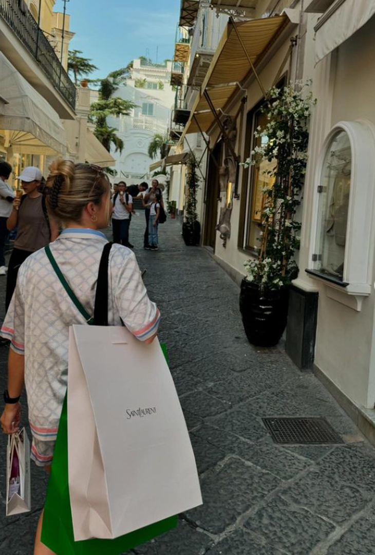 Cam Reading, fidanzata del centrocampista azzurro Scott McTominay, ha visitato la splendida isola campana