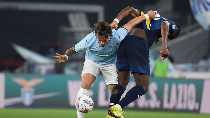 ROME, ITALY - APRIL 28: Luca Pellegrini of SS Lazio compete for the ball with Ange-Yoan Bonny of Parma during the Serie match between Lazio and Parma at Stadio Olimpico on April 28, 2025 in Rome, Italy. (Photo by Marco Rosi - SS Lazio/Getty Images) Inter-Lazio, emergenza sulle fasce. Baroni pensa ad un piano B - immagine 1