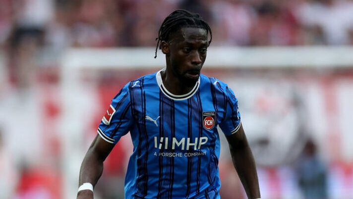 COLOGNE, GERMANY - MAY 10: Omar Traore of 1.FC Heidenheim runs with the ball during the Bundesliga match between 1. FC Köln and 1. FC Heidenheim 1846 at RheinEnergieStadion on May 10, 2026 in Cologne, Germany. (Photo by Lars Baron/Getty Images) Omar Traoré, tutta la verità tra Udinese e Watford: Fabrizio Romano svela dove giocherà - immagine 1