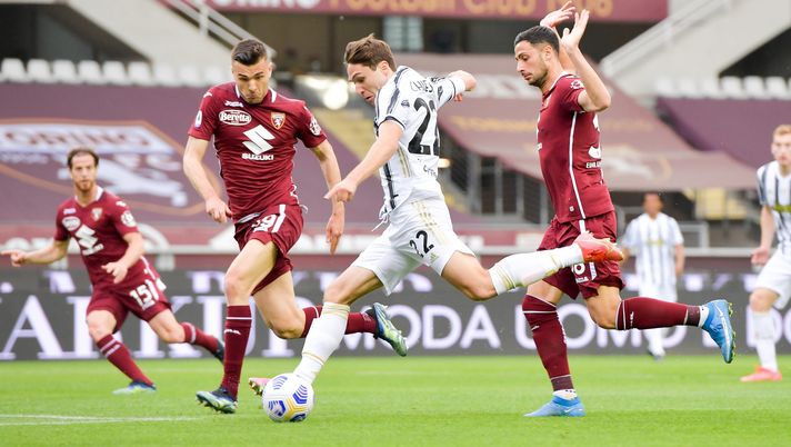 TURIN, ITALY - APRIL 03: Federico Chiesa of Juventus scores his team's first goal during the Serie A match between Torino FC and Juventus at Stadio Olimpico di Torino on April 03, 2021 in Turin, Italy. Sporting stadiums around Italy remain under strict restrictions due to the Coronavirus Pandemic as Government social distancing laws prohibit fans inside venues resulting in games being played behind closed doors. (Photo by Daniele Badolato - Juventus FC/Juventus FC via Getty Images) Torino-Juventus 1-1: Chiesa e Sanabria, il derby è apertissimo - immagine 1