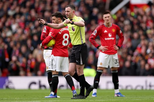 MANCHESTER, INGHILTERRA – 1 MARZO: L’arbitro Chris Kavanagh segnala che effettuerà una revisione al monitor del VAR dopo aver assegnato un calcio di rigore al Manchester United in seguito a un fallo su Matheus Cunha del Manchester United da parte di Maxence Lacroix del Crystal Palace (non inquadrato) durante la partita di Premier League tra Manchester United e Crystal Palace all’Old Trafford il 1° marzo 2026 a Manchester, Inghilterra. (Foto di Stu Forster/Getty Images) Dal Telegraph: “Il calcio è rovinato, questo è il nostro piano per sistemarlo”- immagine 2