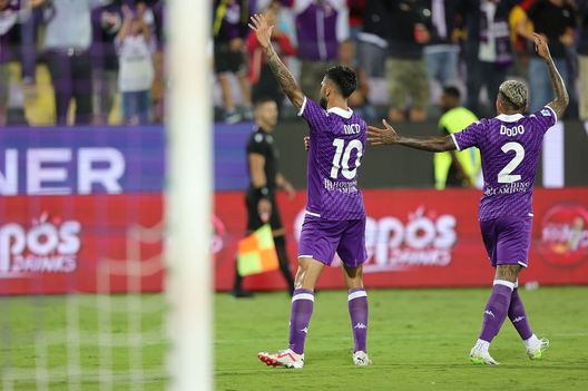 FLORENCE, ITALY - AUGUST 31: Nicolás Iván González and Domilson Cordeiro dos Santos known as Dodo of ACF Fiorentina celebrates after scoring a goal during the UEFA Conference League play-off round, second leg match between ACF Fiorentina and Rapid Wien at Artemio Franchi Stadium on August 31, 2023 in Florence, Italy. (Photo by Gabriele Maltinti/Getty Images) Cecchi: “Nico Gonzalez, lo ricordate quando arrivò a Firenze?”- immagine 2