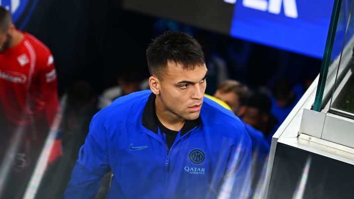 MILAN, ITALY - OCTOBER 29: Lautaro Martinez of FC Internazionale looks on prior to the Serie A match between FC Internazionale and ACF Fiorentina at Giuseppe Meazza Stadium on October 29, 2025 in Milan, Italy. (Photo by Mattia Ozbot - Inter/Inter via Getty Images) Corsport: “Lautaro, nessun problema ma può essere stanco! Deciso quando può riposare” - immagine 1