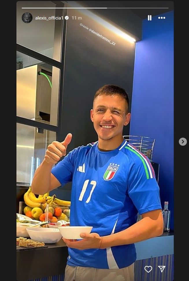 Inter, Sanchez a mensa indossa la maglia dell’Italia di Frattesi. E lui: “Idolo”- immagine 2