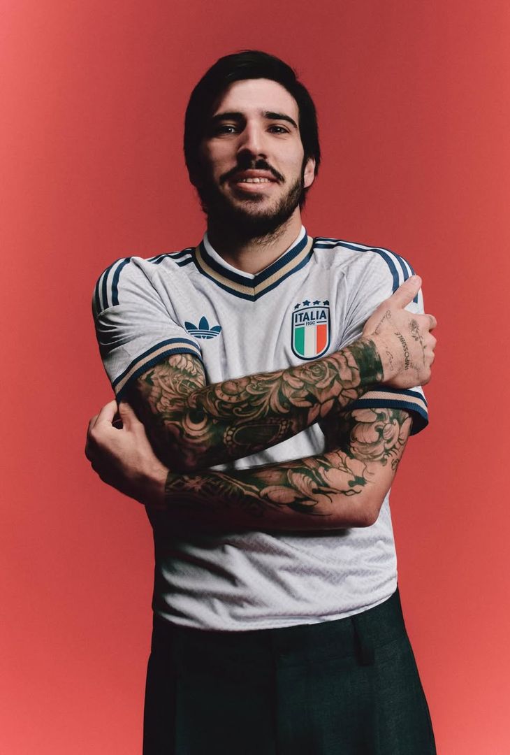 In vista dell'imminente playoff Mondiale da disputare contro l'Irlanda del Nord, la nazionale italiana ha presentato sui suoi canale social la sua nuova seconda maglia in collaborazione con adidas.