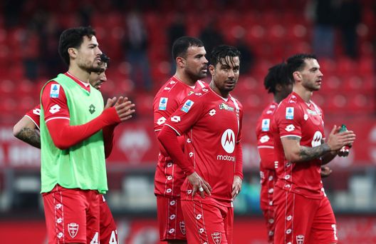 I calciatori del Monza salutano i propri tifosi al termine della partita contro il Verona all'U-Power Stadium. (Foto di Marco Luzzani/Getty Images) Ultimo battito di Serie A, Milan-Monza: dove vedere il match in Tv e streaming- immagine 4