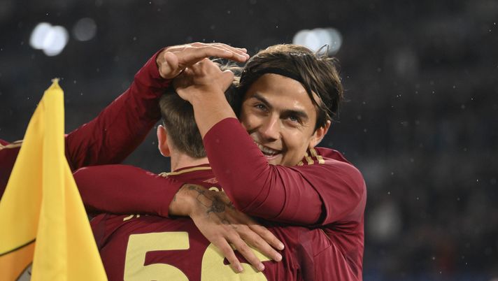 ROME, ITALY - DECEMBER 07: AS Roma players Alexis Saelemaekers and Paulo Dybala celebrate during the Serie A match between AS Roma and Lecce at Stadio Olimpico on December 07, 2024 in Rome, Italy. (Photo by Luciano Rossi/AS Roma via Getty Images) Roma d’assalto - immagine 1