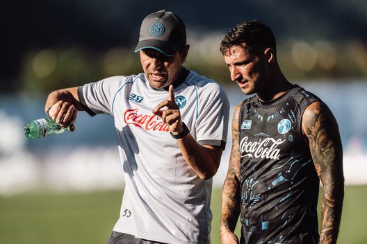Antonio Conte dell'SSC Napoli e il giocatore dell'SSC Napoli Matteo Politano durante la sessione di allenamento pomeridiana del ritiro pre-campionato 2025/26 del club in Trentino-Alto Adige, il 17 luglio 2025 a Dimaro, Italia. (Foto di SSC NAPOLI/SSC NAPOLI tramite Getty Images) Napoli, riecco Politano! Rientro in tempo record, Conte lo avrà già col Torino- immagine 2