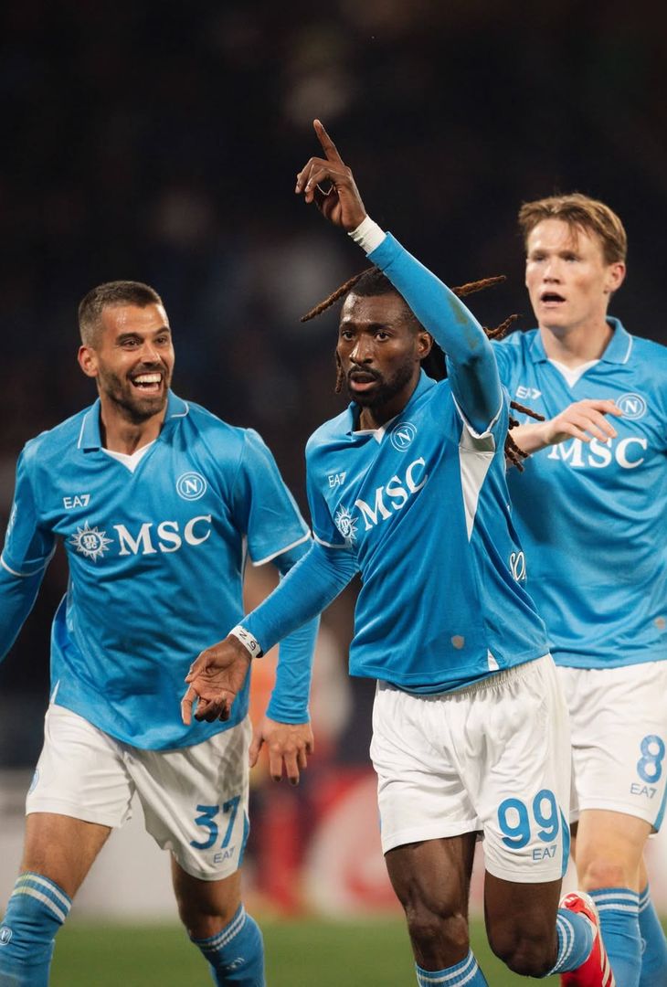 Poco più di 24 ore separano Napoli-Juventus dal suo fischio d'inizio. Valevole per la 14ª giornata di Serie A, la gara andrà in scena domani, domenica 7 dicembre, alle 20:45. Nel frattempo, per smorzare l'attesa, l'account Instagram della società partenopea ha pubblicato un post composto da sedici fotografie, una per ogni battaglia (fatta eccezione per la _'manita'_ del febbraio 2023) che ha avuto per protagoniste, sotto i riflettori dello Stadio Diego Armando Maradona (chiamato San Paolo fino al novembre 2020), la compagine azzurra e quella bianconera. Un viaggio che va a ritroso: dalla stagione 2024/25 allo scontro più recente, ovvero quello dell'annata 2010/11.