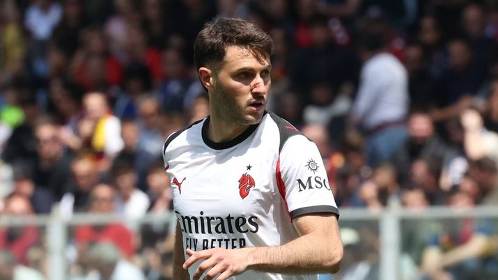 Santiago Giménez, attaccante AC Milan, qui durante Genoa-Milan 1-2 di Serie A, giocherà titolare in Milan-Cagliari di questa sera a 'San Siro' | News (Credits foto: Getty Images) Santiago Giménez, attaccante AC Milan, qui durante Genoa-Milan 1-2 di Serie A