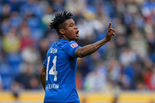 Gift Orban del TSG 1899 Hoffenheim reagisce durante la partita di Bundesliga tra TSG 1899 Hoffenheim e FC Augsburg alla PreZero-Arena il 29 marzo 2025 a Sinsheim, Germania. (Foto di Christian Kaspar-Bartke/Getty Images) Orban, ESCLUSIVA Bayer: “Attaccante veloce, con grande senso del gol. Ha bisogno di giocare”- immagine 2