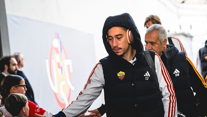 CREMONA, ITALY - NOVEMBER 23: AS Roma player Kostas Tsimikas arrives at the stadium prior to the Serie A match between US Cremonese and AS Roma at Stadio Giovanni Zini on November 23, 2025 in Cremona, Italy. (Photo by Fabio Rossi/AS Roma via Getty Images) Roma, Tsimikas ricorda Diogo Jota: “Era speciale, quando ci penso mi fa male” - immagine 1