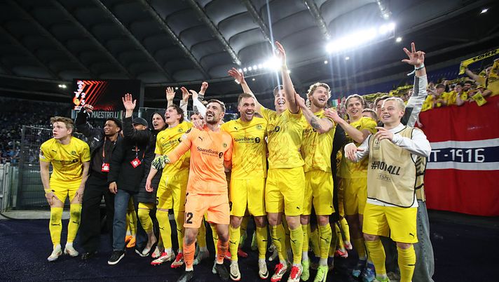 ROME, ITALY - APRIL 17: Players of FK Bodo/Glimt celebrate in front of their fans, after FK Bodo/Glimt defeat Lazio 3-2 in the penalty shootout to progress through to the Semi-Finals of the Europa League, followingthe UEFA Europa League 2024/25 Quarter Final Second Leg match between S.S. Lazio and FK Bodo/Glimt at Stadio Olimpico on April 17, 2025 in Rome, Italy. (Photo by Paolo Bruno/Getty Images) Nottataccia per il Tottenham: tifosi del Bødo sparano fuochi d’artificio sotto l’hotel - immagine 1