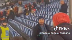 Il bello del calcio: i tifosi del Napoli e della Roma si scambiano le sciarpe