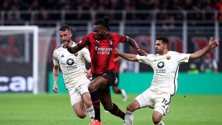 MILAN, ITALY - APRIL 11: Rafael Leao of AC Milan battles for possession with Bryan Cristante and Zeki Celik of AS Roma during the UEFA Europa League 2023/24 Quarter-Final first leg match between AC Milan and AS Roma at Stadio Giuseppe Meazza on April 11, 2024 in Milan, Italy. (Photo by Marco Luzzani/Getty Images) Zeki Celik, giocatore della Roma