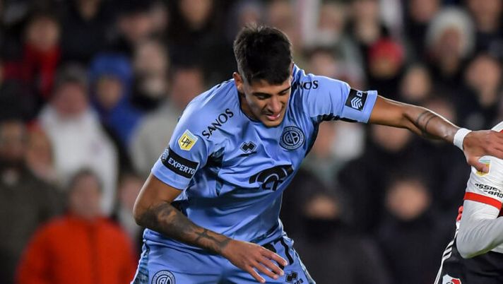 BUENOS AIRES, ARGENTINA - MAY 18: Pablo Solari of River Plate competes for the ball with Mariano Troilo of Belgrano during a match between River Plate and Belgrano as part of Liga Profesional 2024 at Estadio Mas Monumental Antonio Vespucio Liberti on May 18, 2024 in Buenos Aires, Argentina. (Photo by Marcelo Endelli/Getty Images) Sky – Parma, sorpasso al Pisa per Mariano Troilo: in arrivo l’erede di Leoni - immagine 1