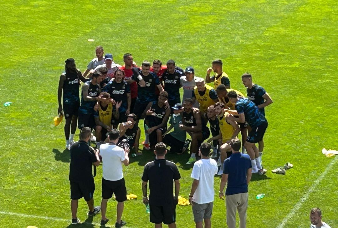 Un giovane tifoso è sceso in campo e ha fatto una foto con la squadra