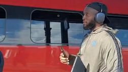 Napoli, l’emozione dei tifosi: ringraziamenti ai calciatori di ritorno da Empoli