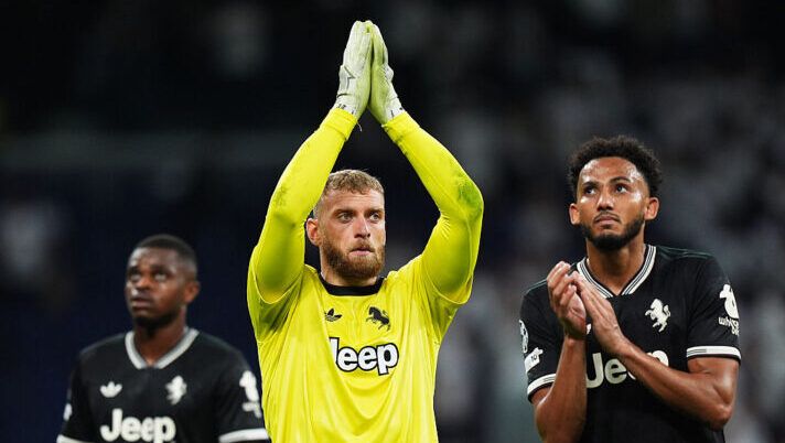 MADRID, SPAIN - OCTOBER 22: Michele Di Gregorio of Juventus acknowledges the fans following the UEFA Champions League 2025/26 League Phase MD3 match between Real Madrid C.F. and Juventus at Estadio Santiago Bernabeu on October 22, 2025 in Madrid, Spain. (Photo by Angel Martinez/Getty Images) Di Gregorio: “Ecco cosa dirò ai miei compagni, sono orgoglioso. Ho abbracciato Vlahovic e…” - immagine 1