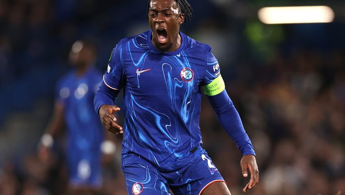 LONDON, ENGLAND - OCTOBER 03: Alex Disasi of Chelsea reacts during the UEFA Conference League 2024/25 League Phase MD1 match between Chelsea FC and KAA Gent at Stamford Bridge on October 03, 2024 in London, England. (Photo by Ryan Pierse/Getty Images) Gazzetta: “Centrocampo, pronti 2 nomi. E in difesa si guarda in Inghilterra” - immagine 1