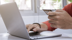 Perché PayPal collabora solo con operatori regolamentati: impatto sui siti stranieri