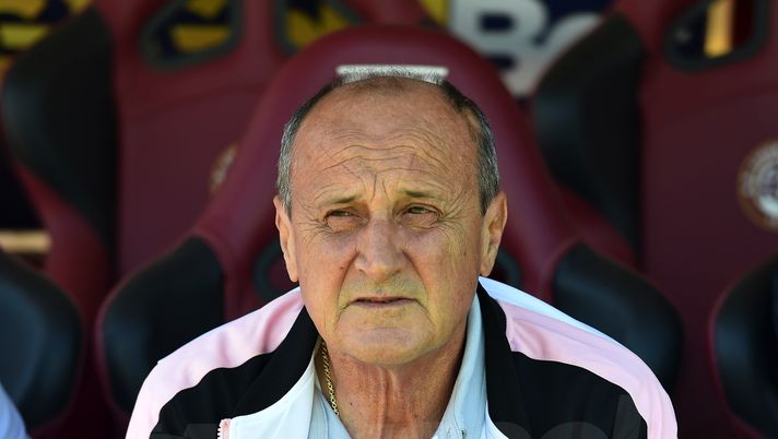 LIVORNO, ITALY - APRIL 27: Head coach Delio Rossi of Palermo looks on during the Serie B match between AS Livorno and US Citta di Palermo at Stadio Armando Picchi on April 27, 2019 in Livorno, Italy. (Photo by Tullio M. Puglia/Getty Images)  Serie B, Delio Rossi: “Mi dispiace per il Palermo. Vedo poca competenza” - immagine 1