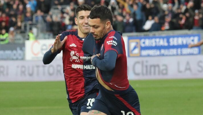 CAGLIARI, ITALY - DECEMBER 07: Gianluca Gaetano of Cagliari celebrates his goal to 1-0 during the Serie A match between Cagliari Calcio and AS Roma at Stadio Sant'Elia on December 07, 2025 in Cagliari, Italy. (Photo by Enrico Locci/Getty Images) Ecco cinque scommesse per la 19a giornata al fantacalcio: potete pensarci - immagine 1