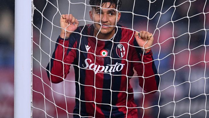 BOLOGNA, ITALY - DECEMBER 01: Santiago Castro of Bologna reacts whilst holding the goal netting during the Serie A match between Bologna FC 1909 and US Cremonese at Renato Dall'Ara Stadium on December 01, 2025 in Bologna, Italy. (Photo by Alessandro Sabattini/Getty Images) Dalla Vite: “Applausi alla Cremonese. Il Bologna soffre di vertigini?”- immagine 1
