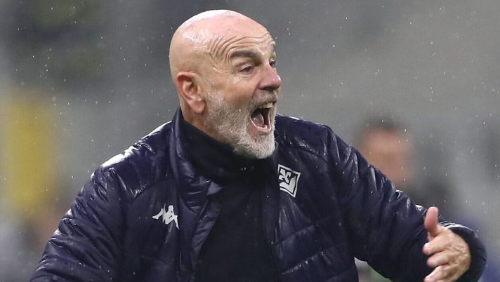 MILAN, ITALY - OCTOBER 29: ACF Fiorentina coach Stefano Pioli reacts during the Serie A match between FC Internazionale and ACF Fiorentina at Giuseppe Meazza Stadium on October 29, 2025 in Milan, Italy. (Photo by Marco Luzzani/Getty Images) Galli: “Esonero Pioli? Aspettiamo il Genoa. Mancano uomini di personalità” - immagine 1
