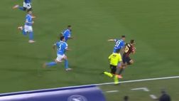 Napoli-Genoa, Colombo viene accerchiato dagli azzurri proprio come Leao – IL VIDEO