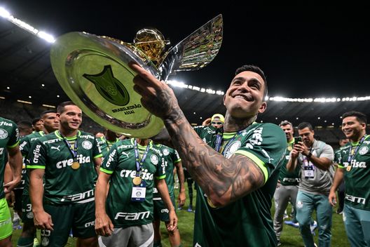 BELO HORIZONTE, BRASILE - DECEMBRE 06: Dudu del Palmeira celebra con il trofeo dopo la vittoria nel match tra Cruzeiro e Palmeiras nell'ambito del Brasileirao 2023 al Mineirao Stadium a Dicembre 06, 2023 in Belo Horizonte, Brasile. (Photo by Pedro Vilela/Getty Images) L’origine dei nomi: da dove sono nati Corinthians e Palmeiras?- immagine 3