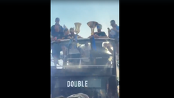 VIDEO / Inter, inizia la festa scudetto sul bus scoperto: Chivu con la coppa