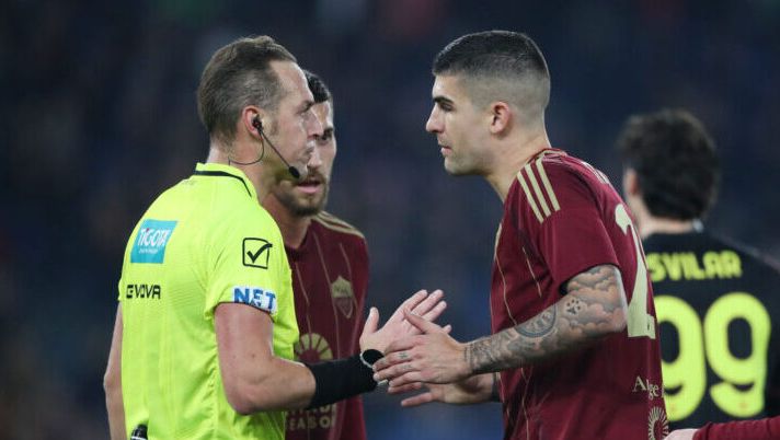 ROME, ITALY - JANUARY 05: Referee Luca Pairetto speaks with Gianluca Mancini of AS Roma during the Serie A match between AS Roma and SS Lazio at Stadio Olimpico on January 05, 2025 in Rome, Italy. (Photo by Paolo Bruno/Getty Images) Mancini: “Il Napoli ha avuto solo due occasioni”. E Conte replica: “Ha visto un’altra partita” - immagine 1