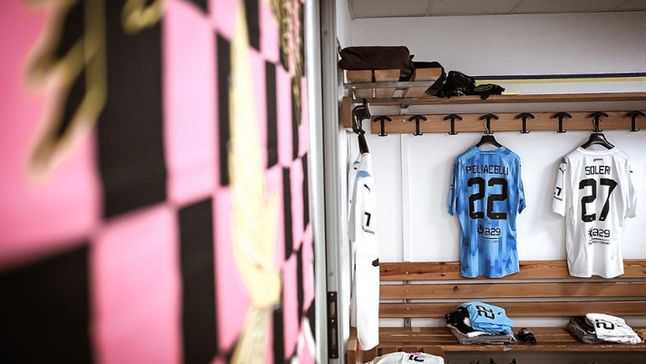 FOTO Modena-Palermo, le maglie che indosseranno i rosanero al “Braglia” FOTO Modena-Palermo, le maglie che indosseranno i rosanero al “Braglia” - immagine 1