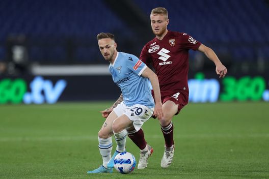 ROME, ITALY - APRIL 16: Manuel Lazzari of Lazio is marked by Tommaso Pobega of Torino during the Serie A match between SS Lazio and Torino FC at Stadio Olimpico on April 16, 2022 in Rome, Italy. (Photo by Paolo Bruno/Getty Images)