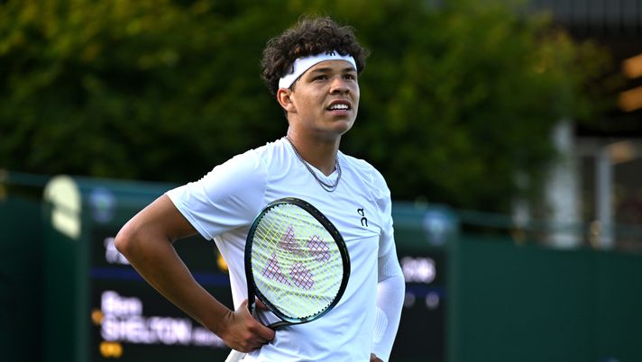 LONDON, ENGLAND - JULY 06: Ben Shelton of United States looks on against Laslo Djere of Serbia in the Men's Singles second round match during day four of The Championships Wimbledon 2023 at All England Lawn Tennis and Croquet Club on July 06, 2023 in London, England. (Photo by Shaun Botterill/Getty Images) Us Open- Ben Shelton, la rivelazione: i numeri di uno Slam da favola - immagine 1