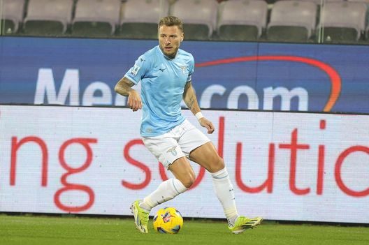 FLORENCE, ITALY - FEBRUARY 26: Ciro Immobile of SS Lazio in action during the Serie A TIM match between ACF Fiorentina and SS Lazio at Stadio Artemio Franchi on February 26, 2024 in Florence, Italy. (Photo by Gabriele Maltinti/Getty Images) Ex viola – Simeone vuole giocare. La Lazio ci pensa per sostituire Immobile- immagine 2