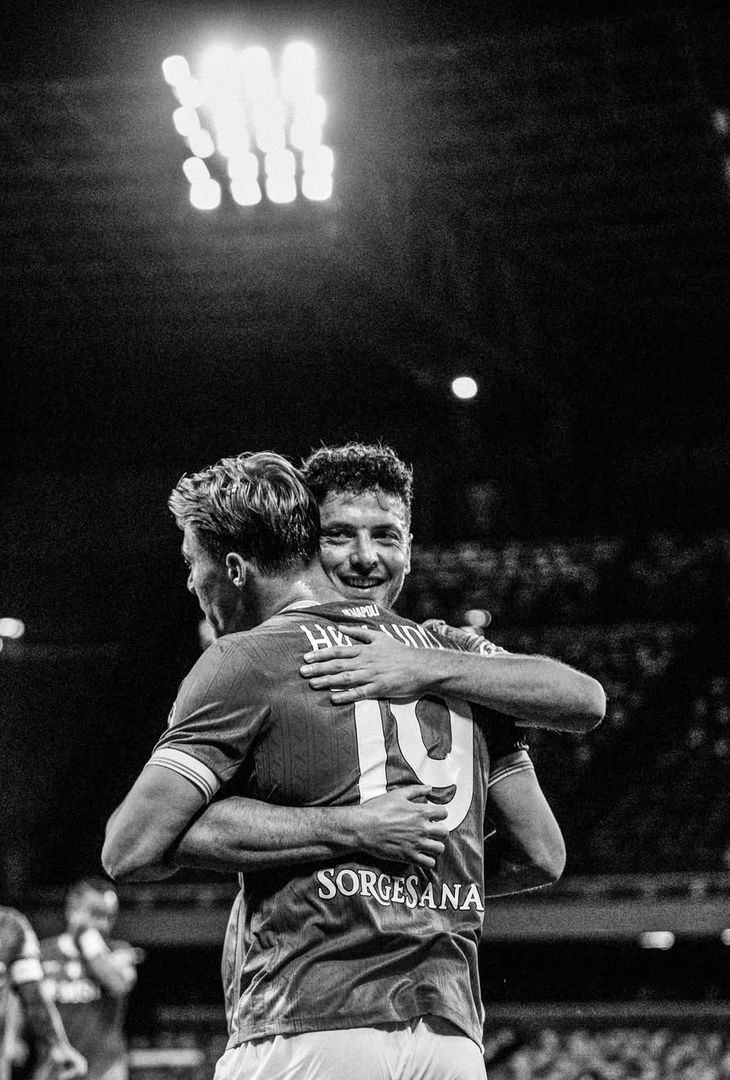 Apre McTominay, chiude Alisson Santos; nel mezzo, l'autorete di Terracciano e De Bruyne: una gara perfetta disputata venerdì sera dal Napoli di Antonio Conte contro la Cremonese, riassunta in 20 fotografie bianche e nere che vanno a comporre un post pubblicato in giornata dall'admin Instagram della compagine partenopea.