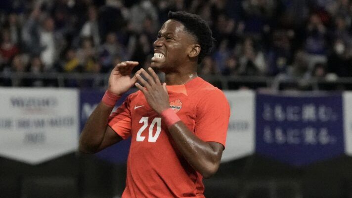 NIIGATA, JAPAN - OCTOBER 13: Jonathan David of Canada reacts after his penalty is saved by Keisuke Osako of Japan during the international friendly match between Japan and Canada at Denka Big Swan Stadium on October 13, 2023 in Niigata, Japan. (Photo by Koji Watanabe/Getty Images) Juve, doppietta in nazionale per Jonathan David ma condizioni da valutare dopo il cambio - immagine 1
