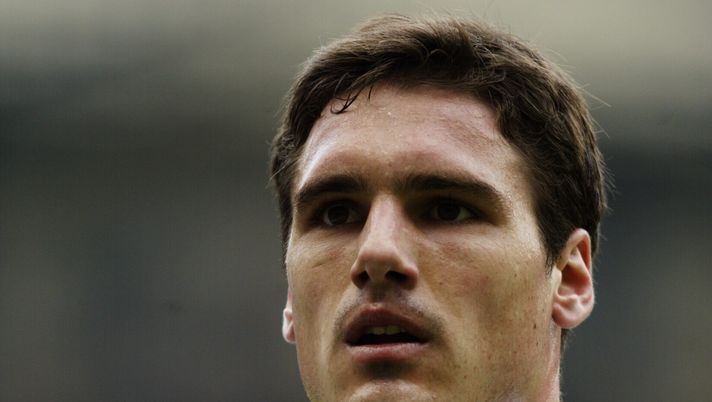 30 Mar 2002: Luciano Zavagno of Derby County in action during the FA Barclaycard Premiership match between Chelsea and Derby County played at Stamford Bridge, in London. Chelsea won the match 2-1. DIGITAL IMAGE. Mandatory Credit: Gary M. Prior/Getty Images Tanti auguri a Luciano Zavagno: l’ex difensore granata compie 48 anni - immagine 1