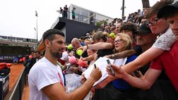 Internazionali d’Italia, Djokovic ci ride su: firma autografi… con un casco!