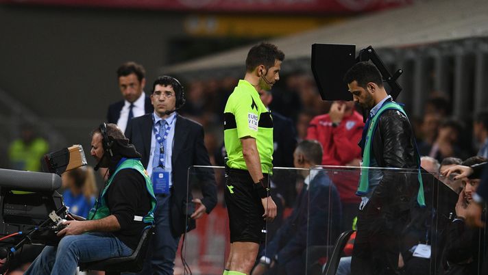 MILAN, ITALY - APRIL 17: Referee Fabrizio Pasqua in action during the serie A match between FC Internazionale and Cagliari Calcio at Stadio Giuseppe Meazza on April 17, 2018 in Milan, Italy. (Photo by Claudio Villa - Inter/Inter via Getty Images) Toro, con Pasqua solo vittorie. Ma quel mancato utilizzo del VAR… - immagine 1