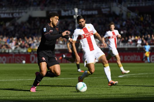 TURIN, ITALY - OCTOBER 26: Che Adams of Torino FC in action during the Serie A match between Torino FC and Genoa CFC at Stadio Olimpico di Torino on October 26, 2025 in Turin, Italy. (Photo by Stefano Guidi - Torino FC/Torino FC 1906 via Getty Images) Torino-Genoa 2-1, la moviola: Bonacina promosso tra quattro gialli- immagine 3