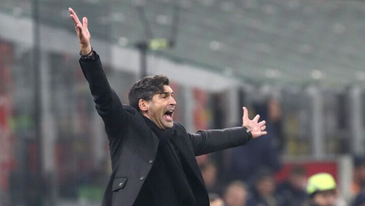 MILAN, ITALY - DECEMBER 15: Paulo Fonseca, Head Coach of AC Milan, reacts during the Serie A match between AC Milan and Genoa at Stadio Giuseppe Meazza on December 15, 2024 in Milan, Italy. (Photo by Marco Luzzani/Getty Images) Fonseca: “Litigato con Ibra? No, non ho parlato con nessuno. Chukwueze e la partita…” - immagine 1