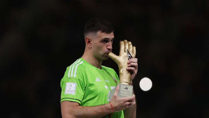 LUSAIL CITY, QATAR - DECEMBER 18: Emiliano Martinez of Argentina poses for a photo with the adidas Golden Glove trophy during the award ceremony following the FIFA World Cup Qatar 2022 Final match between Argentina and France at Lusail Stadium on December 18, 2022 in Lusail City, Qatar. (Photo by Clive Brunskill/Getty Images) Una rana preistorica scoperta a dicembre: gli scienziati la chiamano “Dibu Martinez”…! - immagine 1