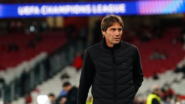 LISBON, PORTUGAL - DECEMBER 10: Antonio Conte, Head Coach of SSC Napoli, looks on prior to the UEFA Champions League 2025/26 League Phase MD6 match between SL Benfica and SSC Napoli at Estadio da Luz on December 10, 2025 in Lisbon, Portugal. (Photo by Gualter Fatia/Getty Images) Conte, la Champions League resta un tabù: i numeri shock del tecnico azzurro – GdS - immagine 1