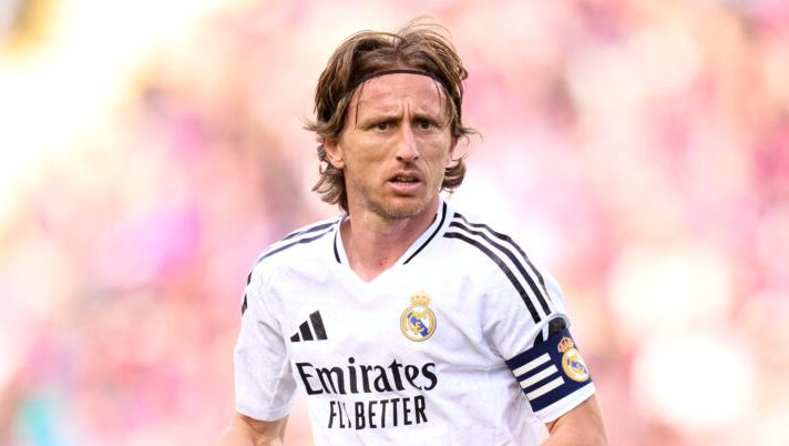 BARCELONA, SPAIN - MAY 11: Luka Modric of Real Madrid CF looks on during the LaLiga match between FC Barcelona and Real Madrid CF at Estadi Olimpic Lluis Companys on May 11, 2025 in Barcelona, Spain. (Photo by Alex Caparros/Getty Images) Milan, offerta per Guela Doué come terzino destro! Modric, Okafor, Jashari, Leao… - immagine 1