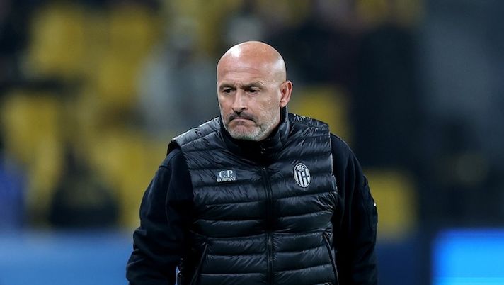 RIYADH, SAUDI ARABIA - DECEMBER 22: Vincenzo Italiano, Head Coach of Bologna, looks on during the Supercoppa Italiana Final between SSC Napoli and Bologna FC 1909 at King Saud University Stadium on December 22, 2025 in Riyadh, Saudi Arabia. (Photo by Abdullah Ahmed/Getty Images) Italiano: “Rispondo così sui rientri di Freuler e Skorupski col Sassuolo! Niente rimpianti e a Ravaglia…” - immagine 1