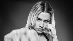 Modella di OnlyFans mostra il seno dopo una vittoria nella boxe: divieto a partecipare